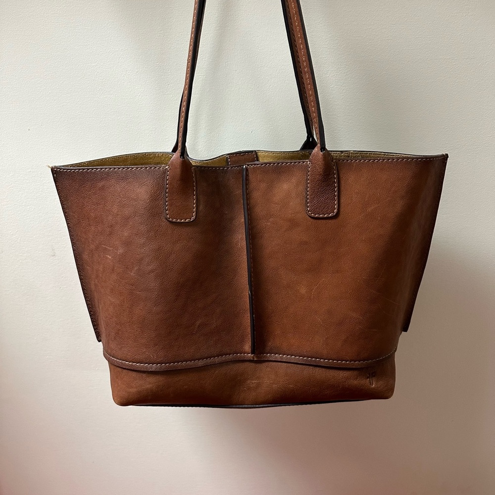 Frye Leather Tote rarely used. It is a rich tan color and measures 12”x18”.